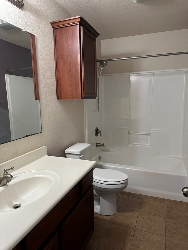 Building Photo - 8732 Rainbow Dr
