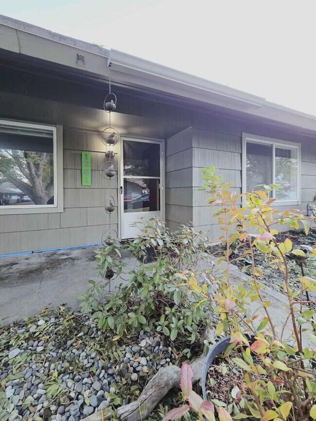 Building Photo - 1261/1263 Montana St.