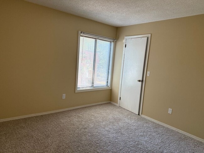 Building Photo - 20 Woodsedge Dr