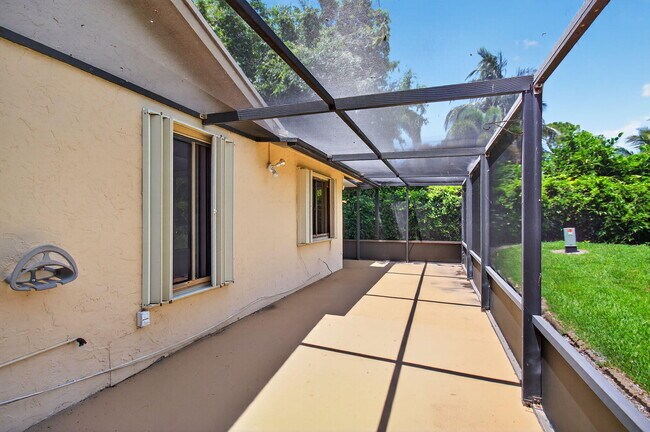 Building Photo - 2925 Riviera Dr
