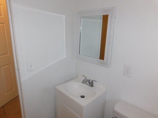 Building Photo - 1007 C St