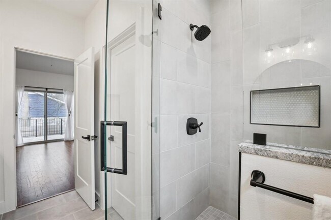 Building Photo - 6902 Northeast Dr