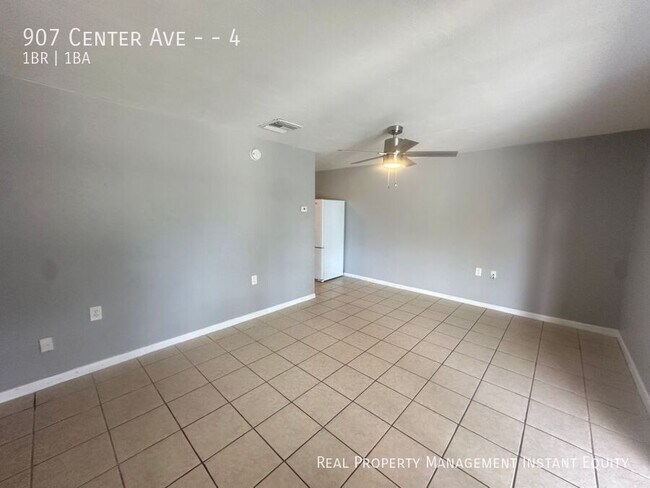 Building Photo - 907 Center Ave