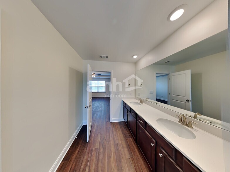 Building Photo - 2048 Williamshire Ln