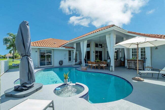 Building Photo - 1907 S Club Dr