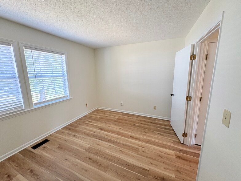 Master Bedroom view 2 - 109 Chaucer Ct