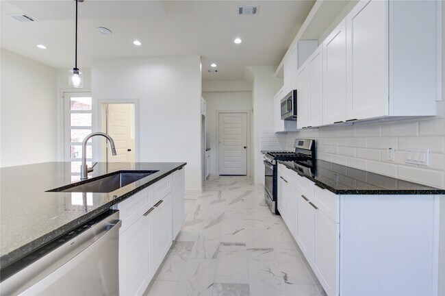 Building Photo - 2922 El Fenice Ln