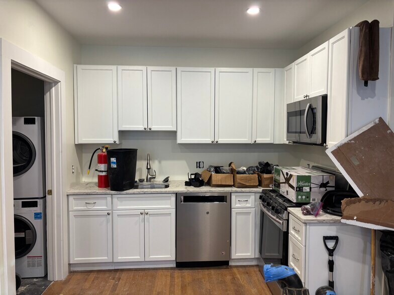 main kitchen area - 113 Prospect St