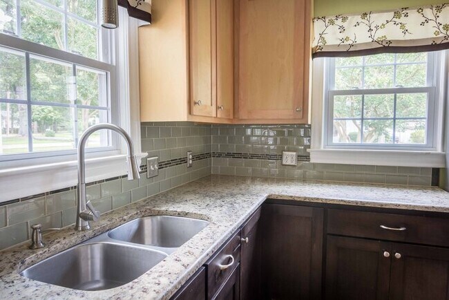 Building Photo - Gorgeous 3 Bedroom 2 Bath in Popular Parki...