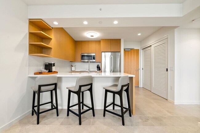 Building Photo - Sky Ala Moana (West) #3305 - Fully Furnished 1 BR/1 BA/1 Parking