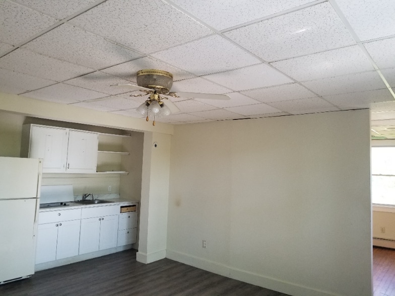 Building Photo - 127 Monomonock Rd
