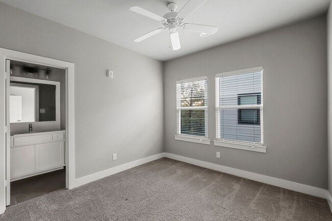 Building Photo - Stunning 3 Bedroom 3.5 Bathroom Townhome i...