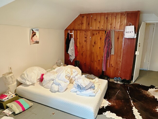 Building Photo - PRELEASE: 4 bd/1ba across from Laurel Park + near WWU