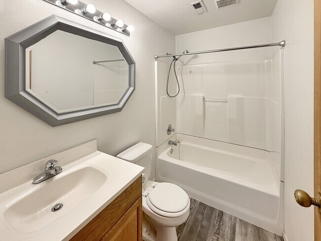 Building Photo - 2565 N Stagecoach Dr