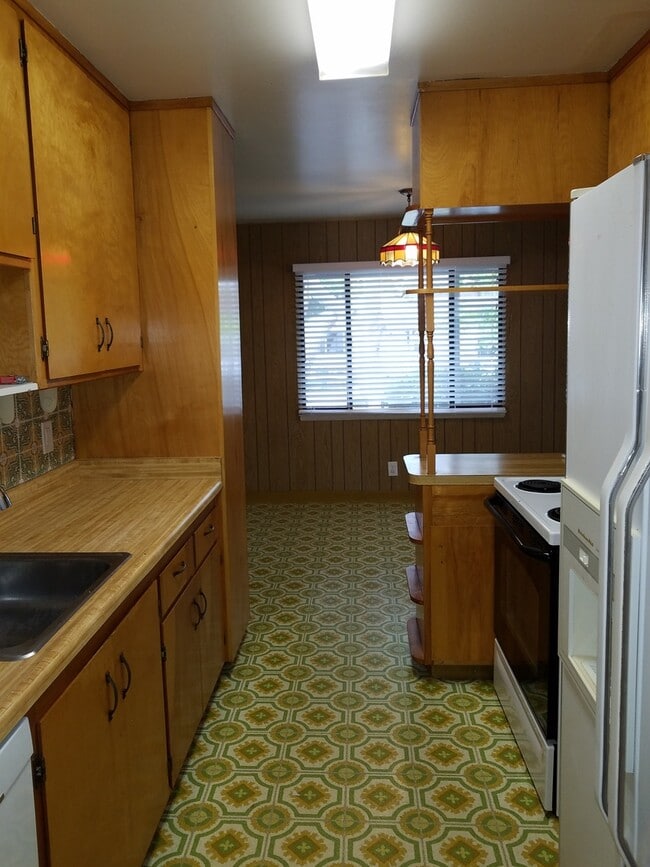 Building Photo - Easy Freeway access