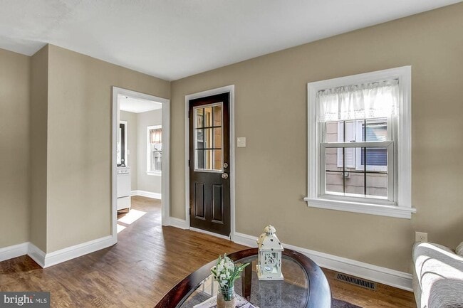 Building Photo - Coming Soon -  Charming 2 Bedroom, 1 Bath ...