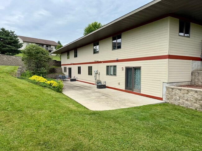 Building Photo - 3 Bed, 2 Bath Duplex in Hillsboro