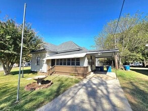 Building Photo - 5 bed and 3 bath (4 bed/2bath house) & (1 bed/1 bath home)