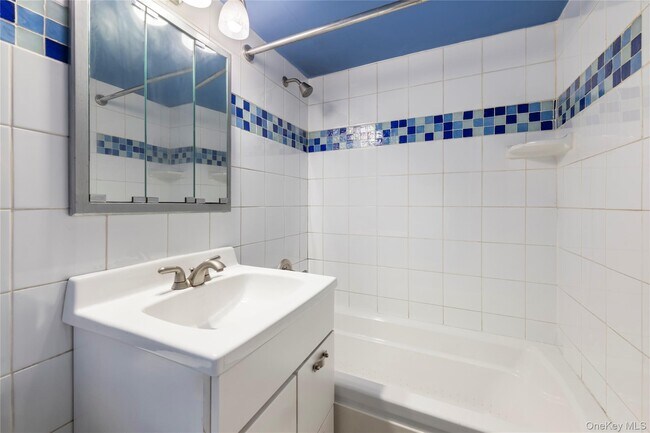 Building Photo - 117 W 82 St