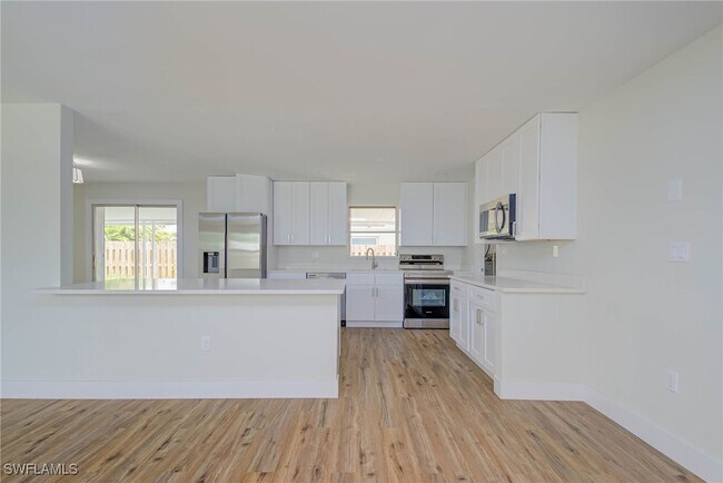 Building Photo - 372 Park Ln Dr