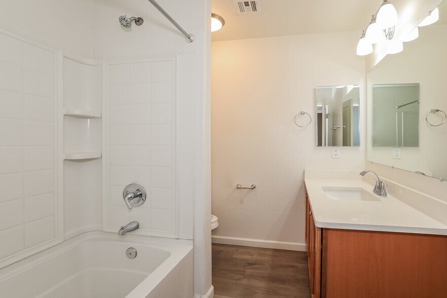 Building Photo - 2547 W Lynne Ave