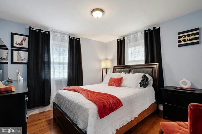 Building Photo - 900 E Tantallon Dr