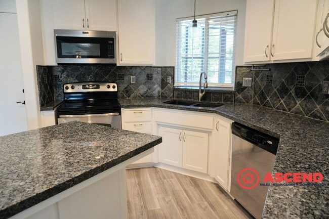 Building Photo - Gorgeous home located in the Northeast!