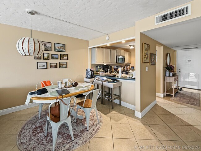 Building Photo - 9 Royal Palm Way