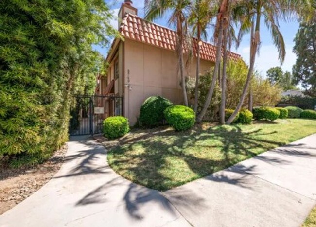 Building Photo - 3bed/2.5bath + Garage Townhome in Tarzana-...