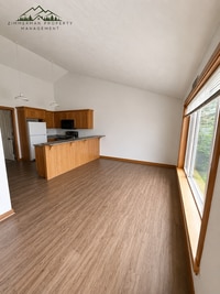 Building Photo - 2 bedroom 1 bathroom townhouse
