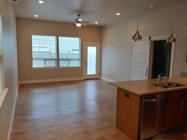 Building Photo - Beautiful Low Maintenance Home in Gated Co...