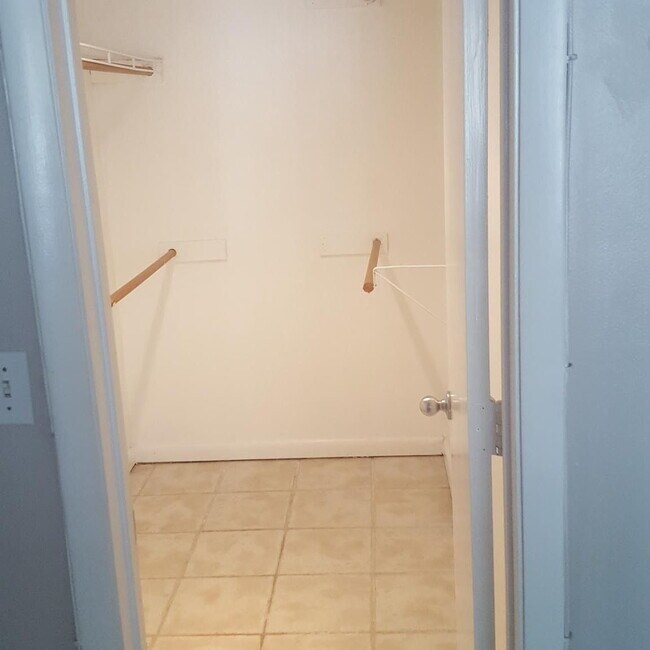 Building Photo - "Chic & Spacious 1-Bedroom Retreat with Gr...