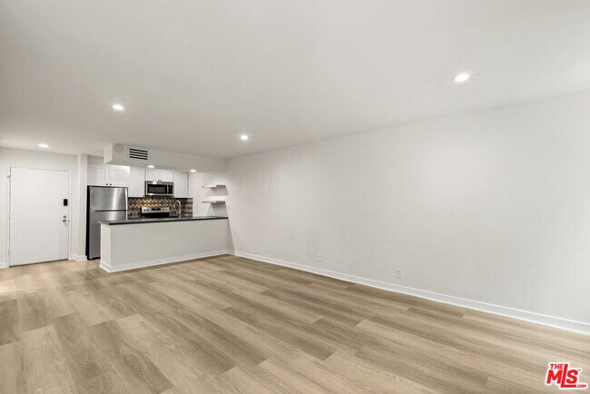 Building Photo - 750 Kings Rd