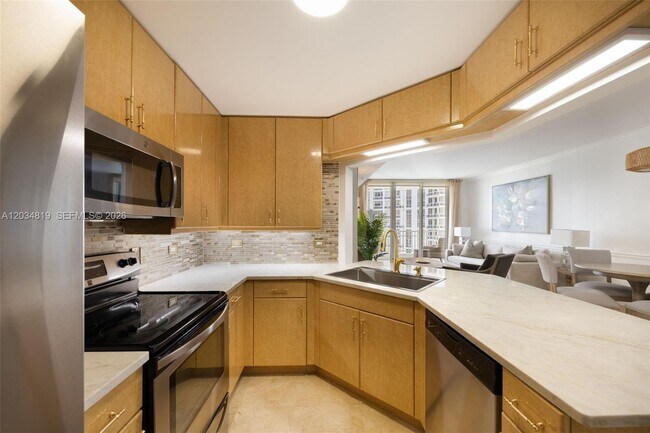 Building Photo - 801 Brickell Key Blvd