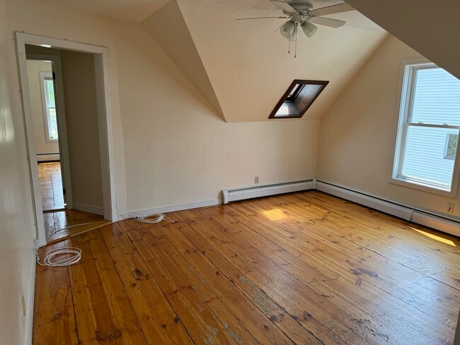 Building Photo - 664 Maple St