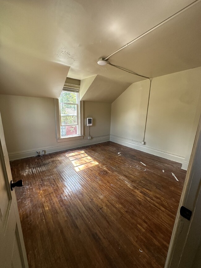 Building Photo - FREE OF SECURITY DEPOSITS 3 Bed 1 Bath ver...