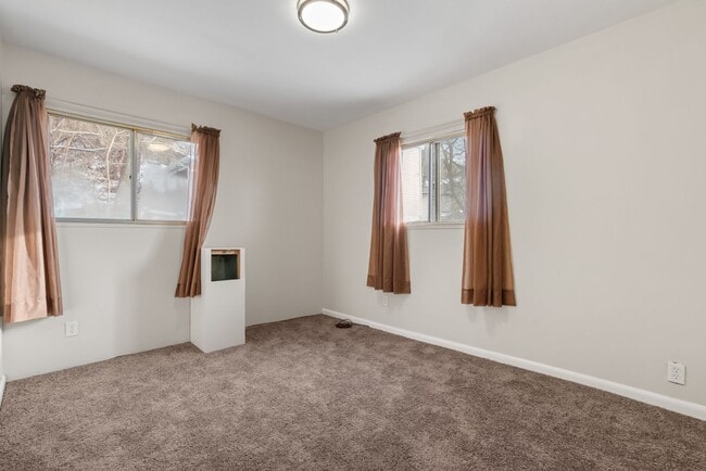 Building Photo - Stunning 3 bedroom home in McKees Rocks available now!