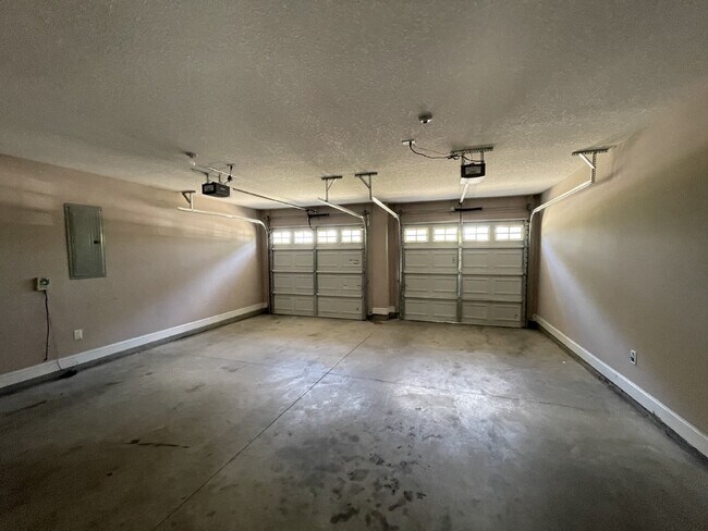 Building Photo - Home For Rent