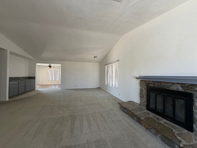 Building Photo - Beautiful 3 Bedroom House Located on Calico Lake