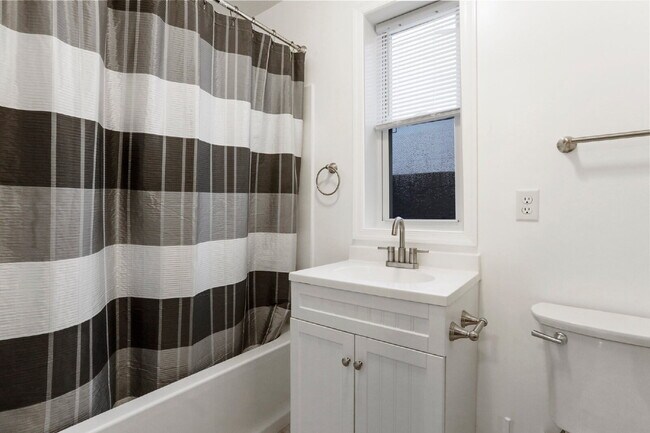 Building Photo - Welcome home to this newly renovated 2 bedroom top floor apartment