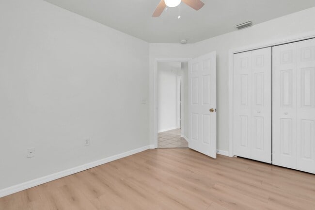 Building Photo - Large Spacious 4 bedroom 2 bath