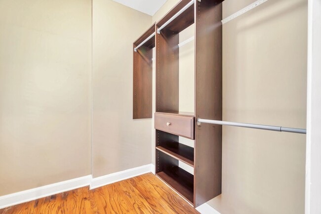 Building Photo - ** 3 bed 2 bath located in McGehee Estate ...