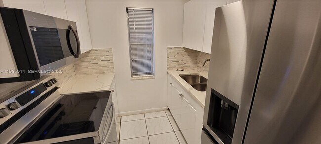 Building Photo - 4621 SW 33rd Ave