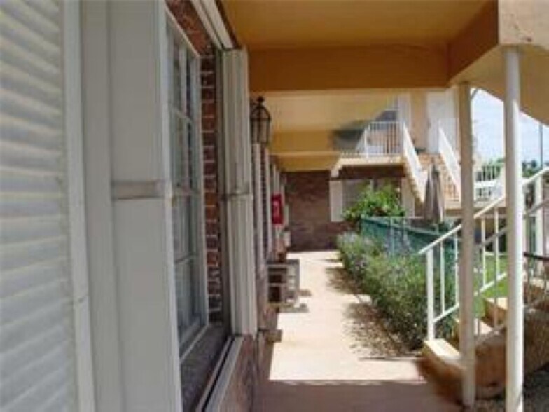 Building Photo - 2665 Middle River Dr
