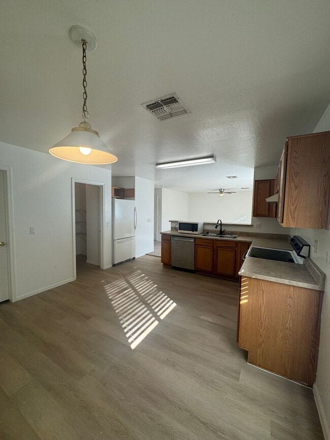 Building Photo - 4 BEDROOM IN PARK MEADOWS