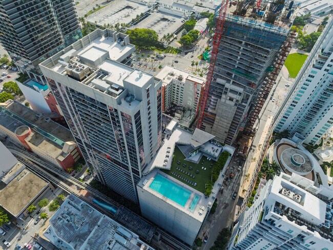 Building Photo - 404 NE 2nd Ave