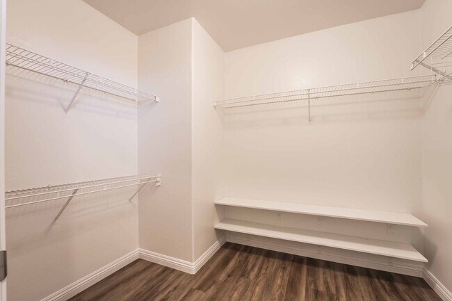 Building Photo - 3 BEDROOM HOUSE WITH OPEN FLOOR PLAN !!