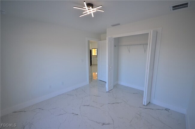 Building Photo - 1242 Hathor St E