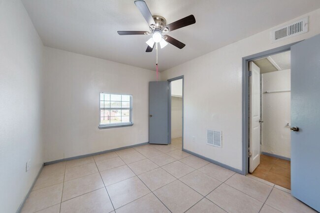 Building Photo - 1800 N Wayside Dr