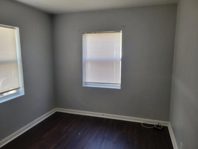 Building Photo - Cute 2 Bedroom